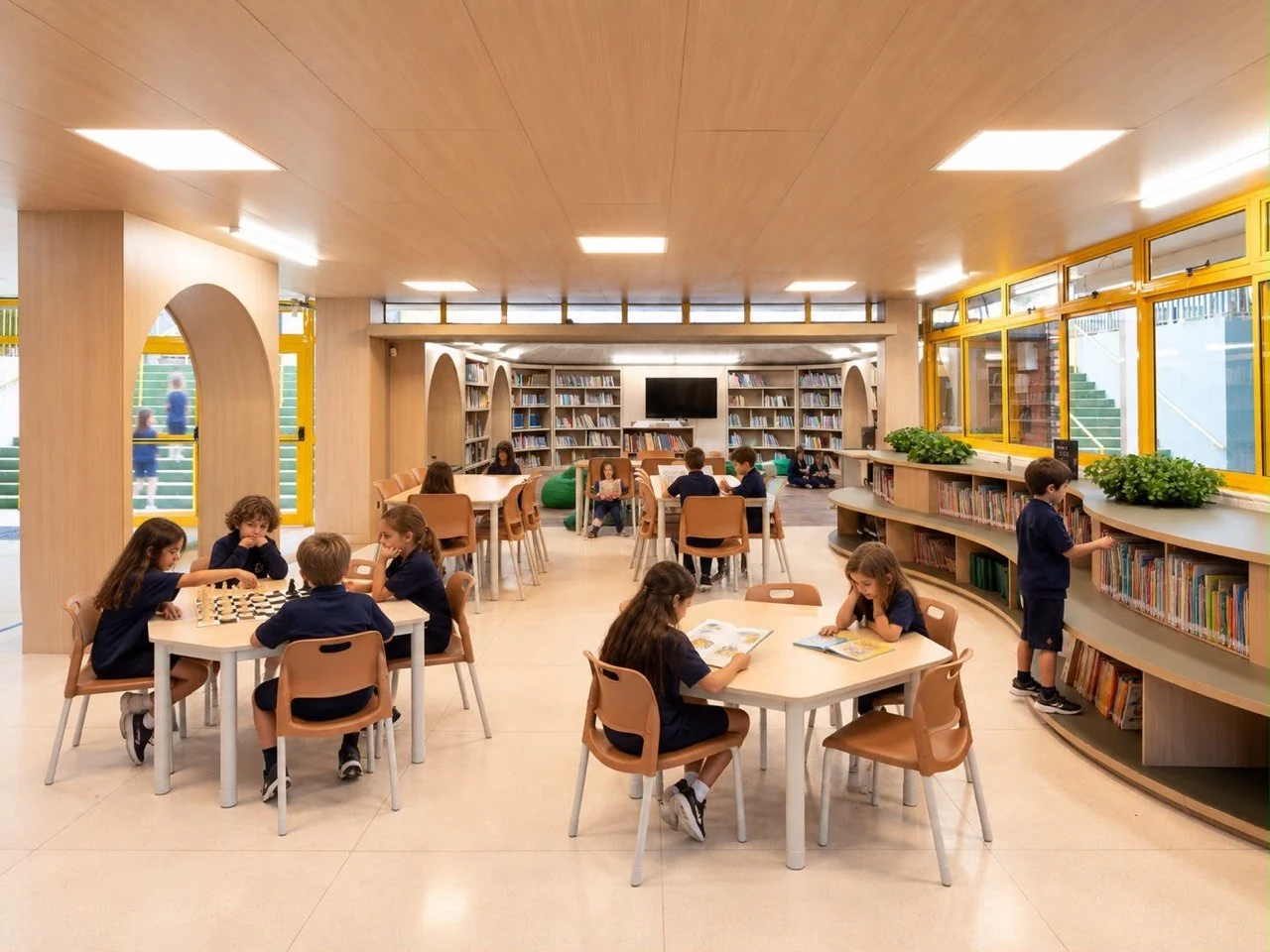 Crianças lendo e jogando xadrez na biblioteca