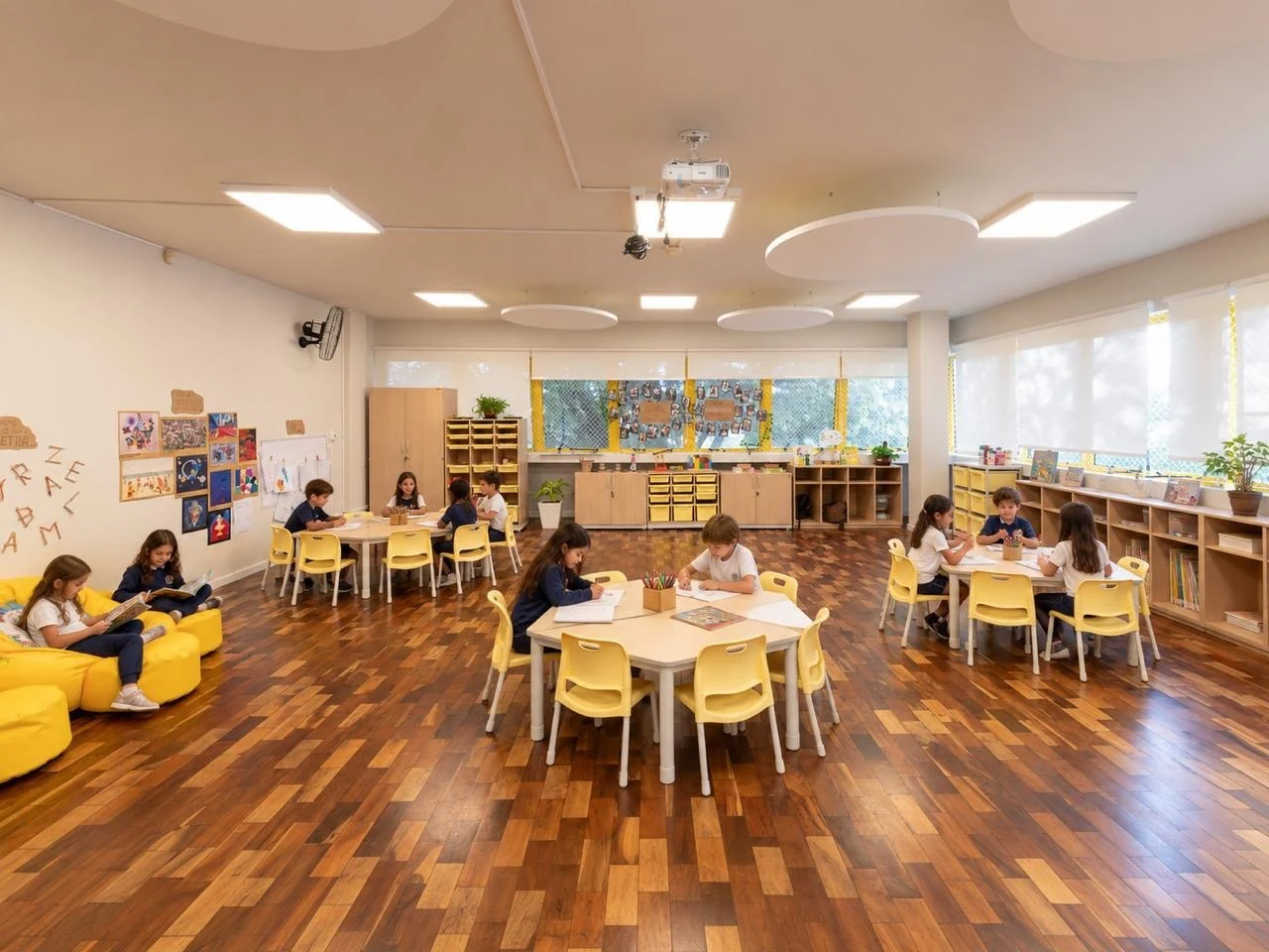 Crianças em atividade colaborativa na escola