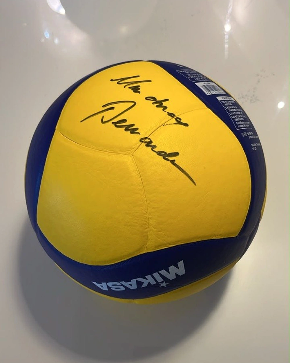 Bola de vôlei Mikasa assinada por Bernardinho
