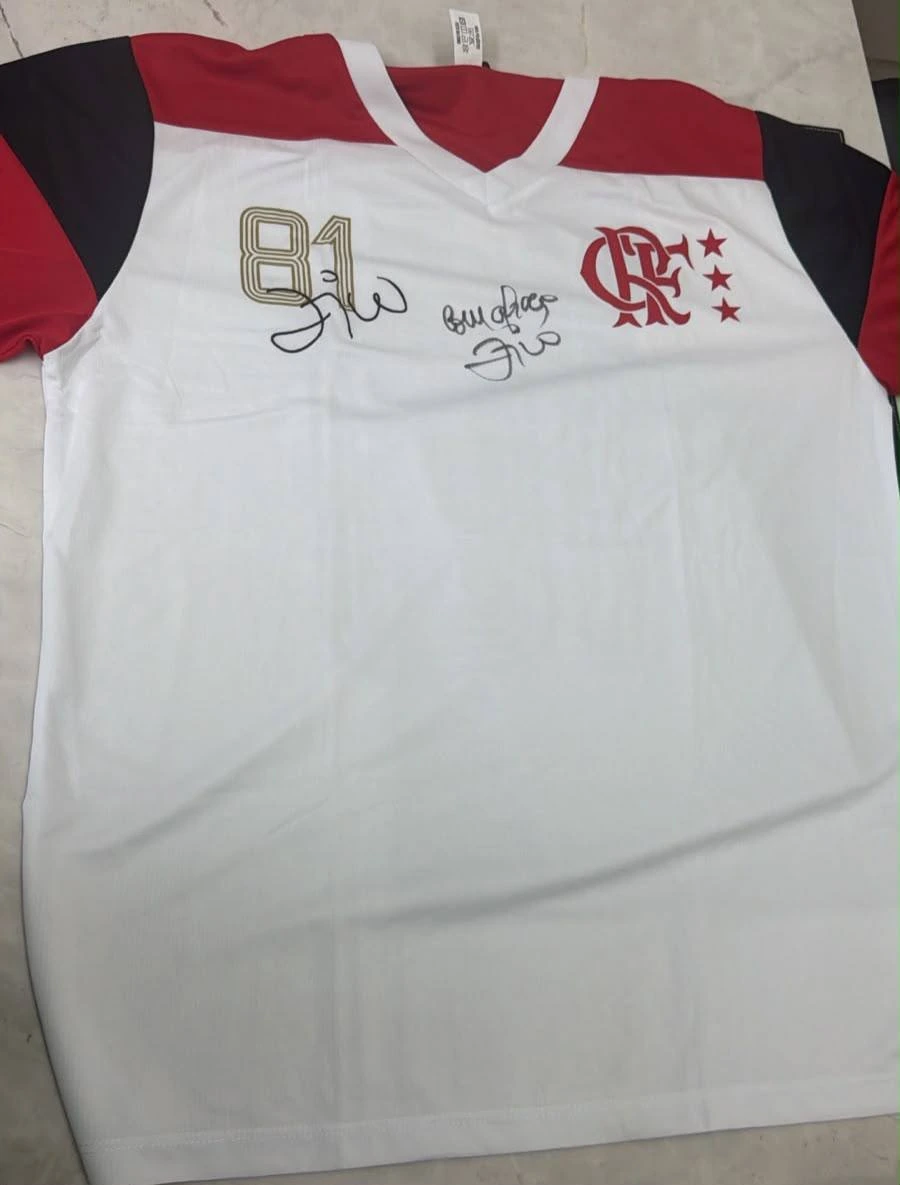 Camisa branca com detalhes rubro-negros, número 81 dourado, escudo CRF e inscrições em marcador preto